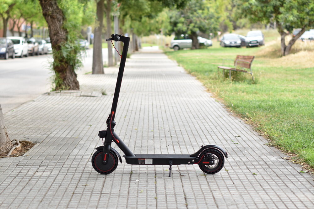 Patinete eléctrico circulando por la ciudad
